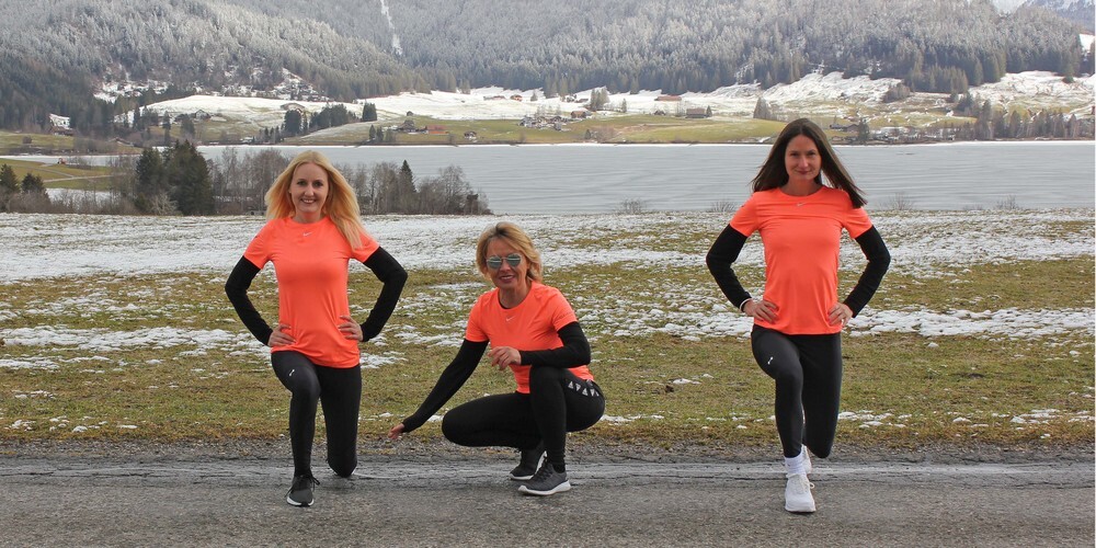 «Es bereitet mega Spass, draussen an der frischen Luft und bei herrlichster Aussicht Cleverfitness mit der kompetenten und aufgestellten Leiterin Olivera Kälin zu geniessen», sind sich die beiden Schwestern Helene (rechts) und Evelyne Kryenbühl einig.