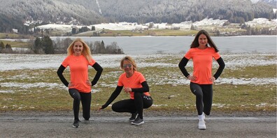 «Es bereitet mega Spass, draussen an der frischen Luft und bei herrlichster Aussicht Cleverfitness mit der kompetenten und aufgestellten Leiterin Olivera Kälin zu geniessen», sind sich die beiden Schwestern Helene (rechts) und Evelyne Kryenbühl einig.