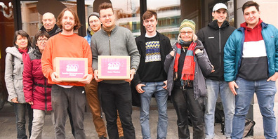  Mit 809 Unterschriften vor dem Stadthaus: Christian Frei (l) und Timon Reichmuth in Begleitung von Unterstützerinnen und Unterstützer beim Unterschriftensammeln