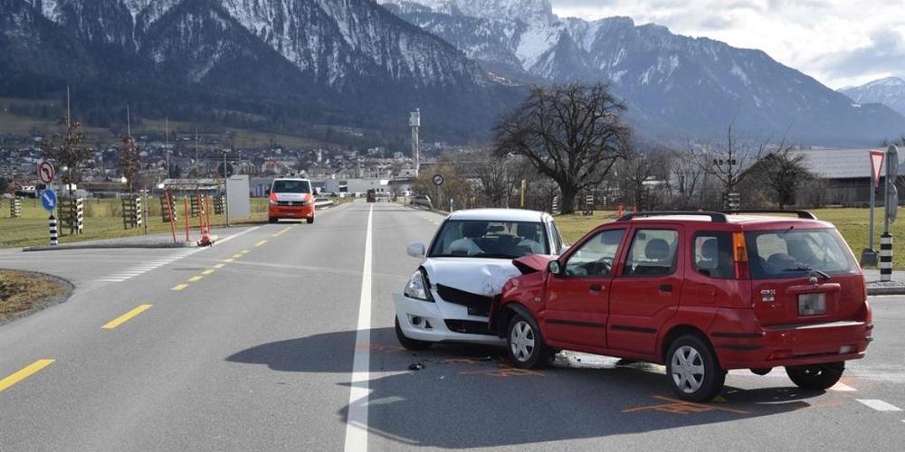Am Dienstag ist ein 18-jähriger Autolenker beim Einfahren auf die Hauptstrasse in Landquart über die Fahrbahnmitte gerutscht. Es kam zu einer Kollision mit einem Auto aus der Gegenrichtung.