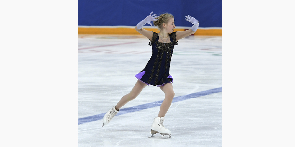Elegant absolviert die junge Eiskunstläuferin ihre Kür. 