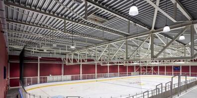 Das Eisfeld der neuen Halle kann von der europäischen Feldgrösse auf die etwas schmalere nordamerikanische Dimension umgestellt werden.