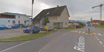 Die Rickenstrasse in St.Gallenkappel bei der Bushaltestelle «Post», die behindertengerecht ausgebaut wird. (Archivbild)