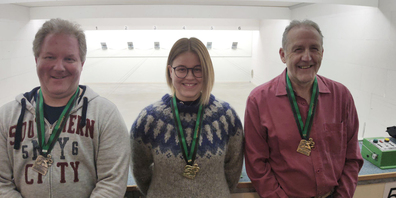 Die Medaillengewinner: Roger Schnetzler (v.l.), Sarah Hügli, Ernst Freimüller.