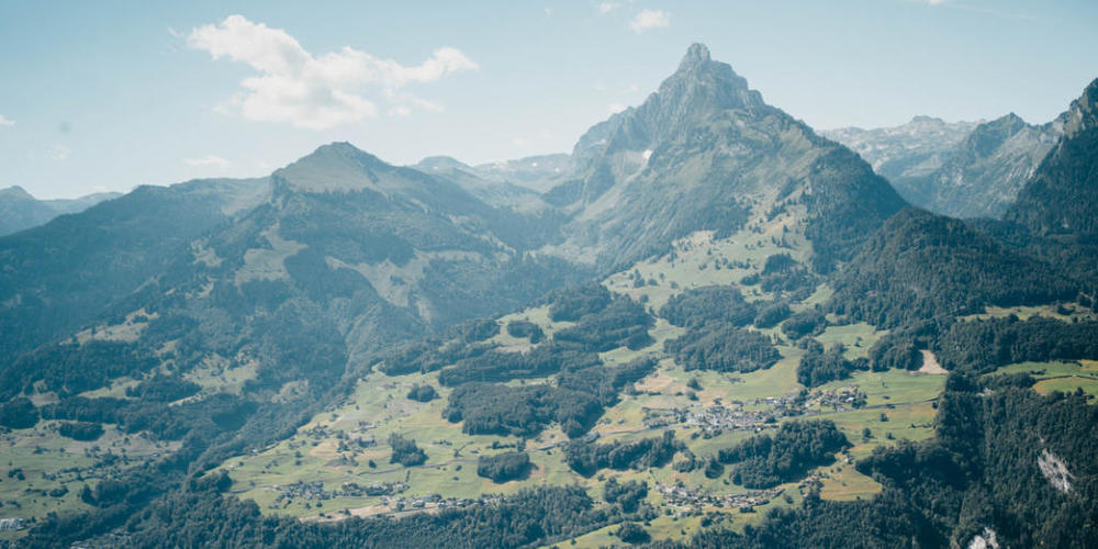 In einem ehemaligen Steinbruch über dem Walensee soll eine Deponie entstehen. In den Gemeinden Amden und Weesen stossen die Pläne auf Ablehnung.
