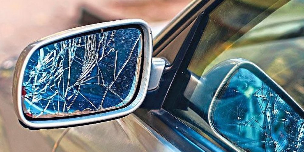 Ein Teil des Seitenspiegels trat duch die Seitenscheibe und verletzt die Fahrerin (Symbolfoto)