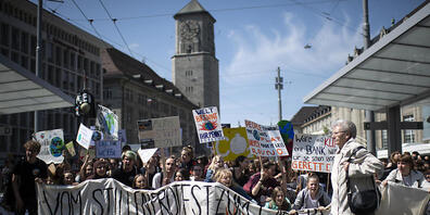 Jugendliche am globalen Klimastreik am 24. Mai 2019 in St. Gallen. An den Kundgebungen nahmen auch St. Galler Mitttelschülerinnen und Mittelschüler teil. (Archivbild)