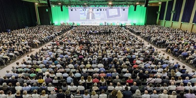 Archivbild SGKB-GV 2018 in einer Halle der Olma-Messen.