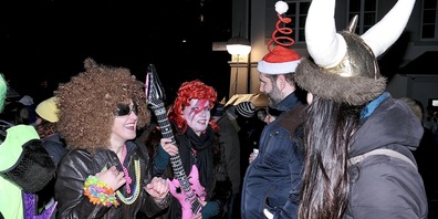 Am Freitagabend trafen sich acht Guggemusikgruppen und viele sonstige Fasnachtsfans auf dem Platz vor dem Bernecker Rathaus