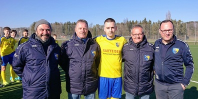 Im Bild v. l. Luis Luperto (Trainer), Thomas Egger (Vorstand PR/Events Nachwuchsabteilung FC Uzwil), Torschützenkönig Fabio Frei , Roger Lanker (Technischer Leiter Nachwuchsabteilung) und Dirk Unger (Trainer).