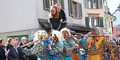 Die Tuggner Moorhexen waren am sonntäglichen Umzug in Lachen.