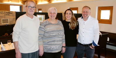 Livio und Ursula Rada mit den neuen Besitzern des Alpinas, Anne-Sophie Hiltpold und Oliver Hunziker. 
