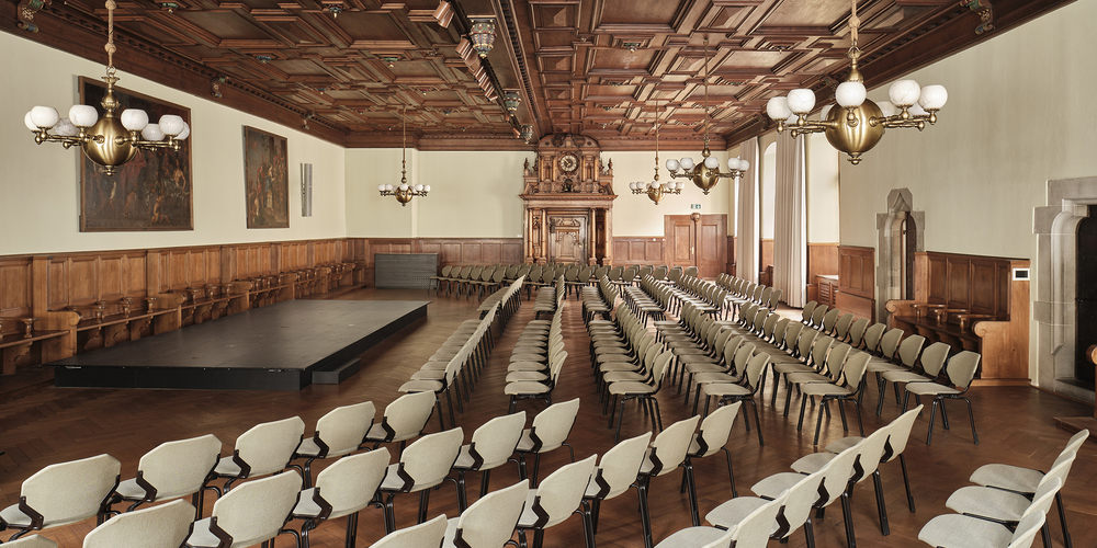 Rathauslaube im Zustand seit 1922. Im Hintergrund das grosse Stubenportal zur Grossen Ratsstube 1624/25.