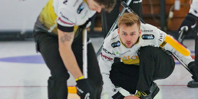 Andrin Schnider mit voller Konzentration und scharf beobachtet vom Gegner.