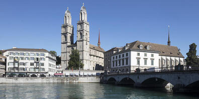 Das Stadthaus, sowie das Grossmünster in den ukrainischen Nationalfarben beleuchten, um ein Zeichen für den Frieden zu setzen. (Archivbild)