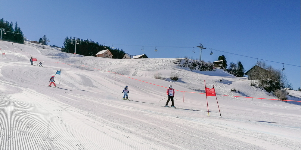 Gestern Sonntag fand in Wildhaus der beliebte Migros Ski Day mit über 200 teilnehmenden schneesportbegeisterten Familien statt. Die Ferienregion Toggenburg und das Skigebiet Wildhaus durften sich bei den perfekten Wetterbedingungen von der besten Seite zeigen.