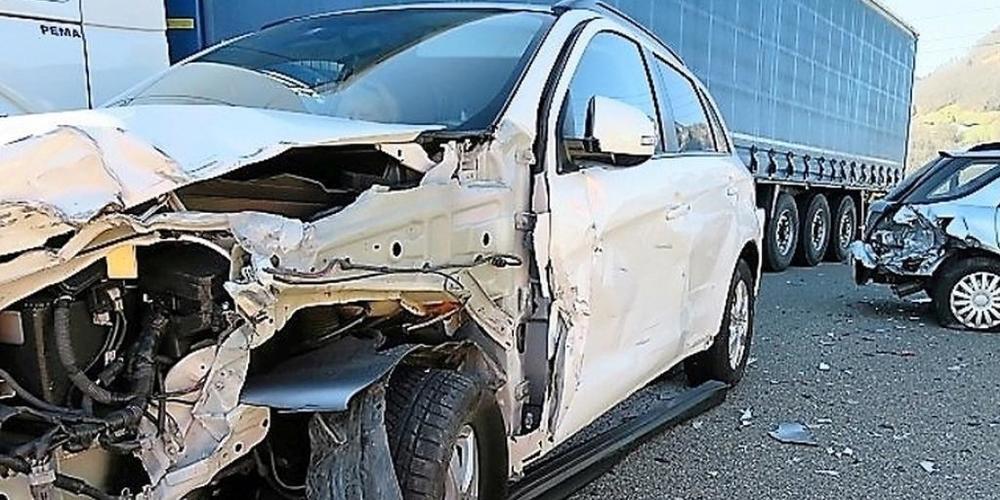Nach dem missglückten Überholmanöver auf der A3 in Niederurnen waren zwei Autos Schrott und ein Sattelschlepper beschädigt.