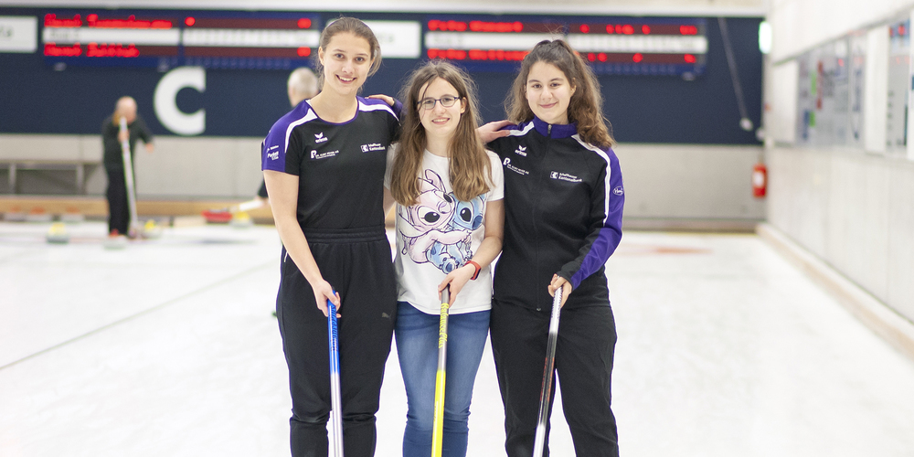 Die Juniorinnen Anja Von Arx, Jara Lengweiler und Ladina Blättler (v. l.) von Curling Schaffhausen sind am Wochenende im Finale der Schweizermeisterschaft dabei.
