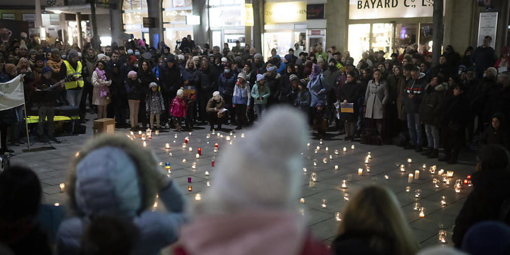 In Chur forderten gegen 500 Menschen mit einer besinnlichen Kundgebung Frieden für die Ukraine.