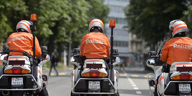 FC-Basel-Fans haben während des Fanmarschs am Sonntag eine Motorradpatrouille der Zürcher Stadtpolizei angegriffen. (Archivbild)