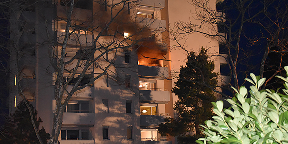 Auf dem Balkon im vierten Stock der Alterswohnungen in Lachen lodern die Flammen.
