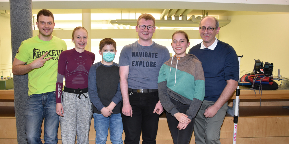  Betreuer Michael Trümmel (l.) sowie LGS-Präsident und «Götti» Reto Schnyder (r.) mit den jungen Schützen. (v.l.n.r: Sonja Schnellmann, Michael Moller, Tim Rogenmoser und Maya Leicht)