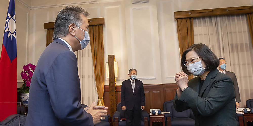 ARCHIV - Schon 2021 begrüßte Taiwans Präsidentin Tsai Ing-wen (r) demokratische Abgeordnete der USA, die damit die Unterstützung der USA für Taiwan bekräftigen. Foto: Uncredited/Taiwan Presidential Office/AP/dpa - ACHTUNG: Nur zur redaktionellen V...