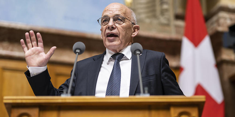 Laut Finanzminister Ueli Maurer ist es angezeigt, die Regulierungen im Finanzbereich zu evaluieren, um Fehlverhalten von Banken-Topkadern künftig möglichst zu verhindern.