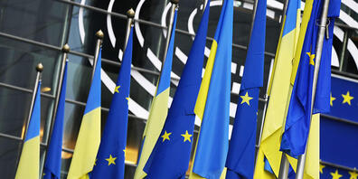 Die Flaggen der Ukraine und der Europäischen Union hängen zusammen an der Außenseite des Gebäudes vor einer außerordentlichen Plenarsitzung zum Ukraine-Konflikt im Europäischen Parlament. Foto: Virginia Mayo/AP/dpa