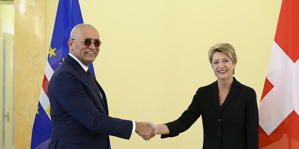 Bundesrätin Karin Keller-Sutter hat am Dienstag mit dem Minister für auswärtige Angelegenheiten von Kap Verde, Rui Alberto de Figueiredo Soares, zwei Migrations-Abkommen unterzeichnet.