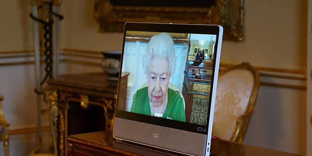 Königin Elizabeth II. (Bildschirm) empfängt per Videoschalte von Schloss Windsor aus, während einer virtuellen Audienz, den Botschafter von Andorra im Buckingham Palast. Foto: Victoria Jones/PA Wire/dpa