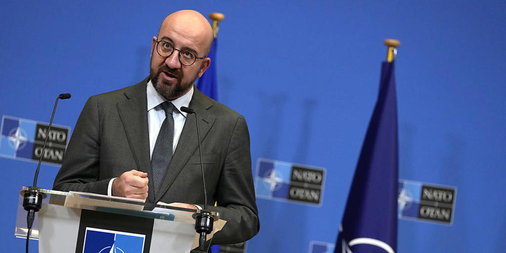 Charles Michel, Präsident des Europäischen Rats, spricht nach einer Dringlichkeitssitzung im Nato-Hauptquartier. Foto: Virginia Mayo/AP/dpa