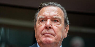 ARCHIV - Gerhard Schröder (SPD), ehemaliger Bundeskanzler und Leiter Verwaltungsrat Nord Stream 2, wartet auf den Beginn der Anhörung im Wirtschaftsausschuss des Bundestags zum Pipeline-Projekt Nord Stream 2 im Sitzungssaal. Foto: Kay Nietfeld/dpa