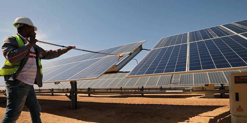 Private Anlegerinnen und Anleger sollen dank einer "Swiss Green Investment Bank" besser in internationale Projekte etwa für erneuerbare Energien investieren können. (Bild: Solarpanels im Solarkraftwerk in Assuan, Ägypten; Archivbild)