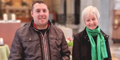 Die scheidende Präsidentin Doris Kryenbühl (r.), Jona, freut sich, das Zepter der Sakristane des Kreises 3 an Peter Wälti, Mels, übergeben zu dürfen.