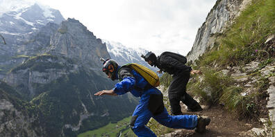 Basejumper über dem Lauterbrunnental. Nicht immer geht ein Flug gut aus. Am Dienstag liess ein 48-jähriger Deutscher sein Leben bei einem Sprung in die Tiefe. (Archivbild)