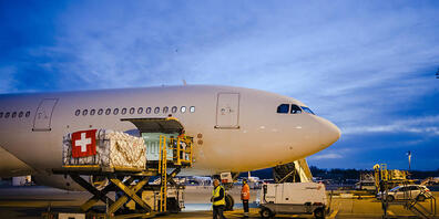 Schweizer Hilfsgüter für die Ukraine werden auf dem Flughafen Zürich-Kloten verladen und fliegen noch am Dienstagabend in die polnische Hauptstadt Warschau für den Weitertransport.