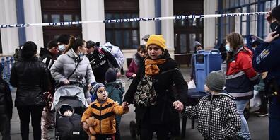 Flüchtlinge aus der Ukraine kommen am Bahnhof Nyugati in Budapest an. Foto: Anna Szilagyi/AP/dpa