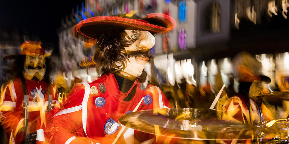 Wilde Rhythmen spielend, marschiert eine Guuggenmusig am Monstercorso den Schweizerhofquai in Luzern entlang.