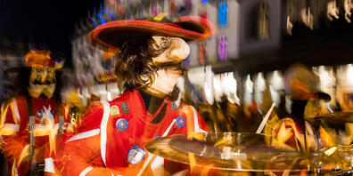 Wilde Rhythmen spielend, marschiert eine Guuggenmusig am Monstercorso den Schweizerhofquai in Luzern entlang.