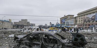 Der zentrale Platz in Charkiw liegt nach dem Beschuss des Rathauses in Trümmern. Foto: Pavel Dorogoy/AP/dpa