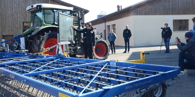 Florian Abt, Projektmanager Swiss Future Farm/Arenenberg, erklärt die Funktionsweise des Striegels, der mechanisch Unkraut entfernt und so effizient und wirtschaftlich den Einsatz von Herbiziden ersetzen kann.