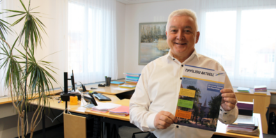 Roland Wälter mit dem neuen Informationsblatt «Tippìlzou Aktuell».