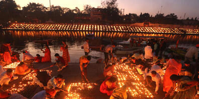 Ein riesiges Lichtermeer mit 1 171 078 Öllämpchen hat die Regierung des indischen Bundesstaates Madhya Pradesh zum hinduistischen Fest Maha Shivaratri inszeniert. Foto: Sanjeev Gupta/SOPA Images via ZUMA Press Wire/dpa