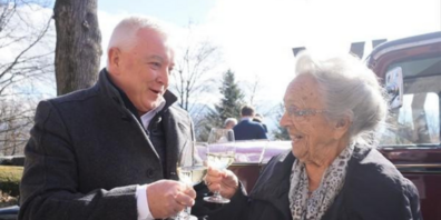 Gemeindepräsident Roland Wälter stiess am letzten Samstag mit Berta Lehner-Frei auf ihren 100. Geburtstag an. 