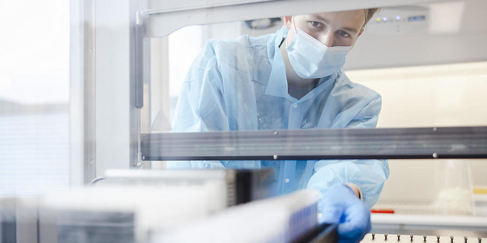 Ein Labor-Mitarbeiter verarbeitet Corona-Proben in einem Testcenter am Flughafen Zürich. (Archivbild)