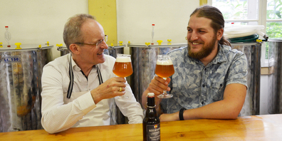 Christoph Kägi führt zusammen mit seinem Sohn Laurence Kägi die Mikrobrauerei Kägi Bräu in Siebnen.  (Bild: Oliver Bosse)