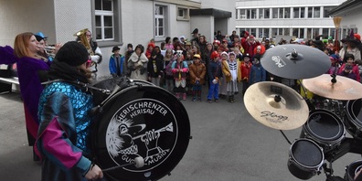 Die «Herischrenzer» geben ein Konzert auf dem Pausenplatz.