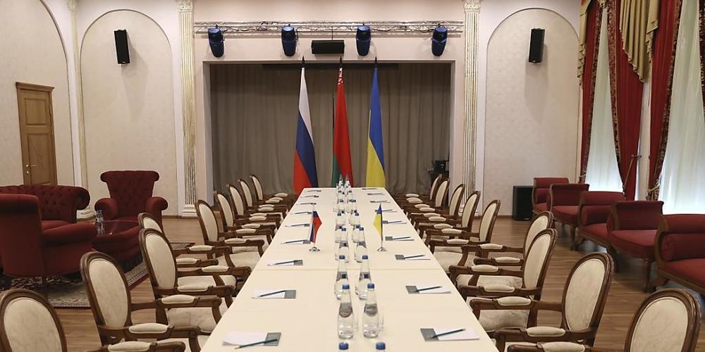 HANDOUT - Das von der belarussischen Staatsagentur BelTA via AP zur Verfügung gestellte Bild zeigt den Tisch für Gespräche zwischen russischen und ukrainischen Delegationen in einem Gästehaus in der Region Gomel. Die russische und die ukrainische ...