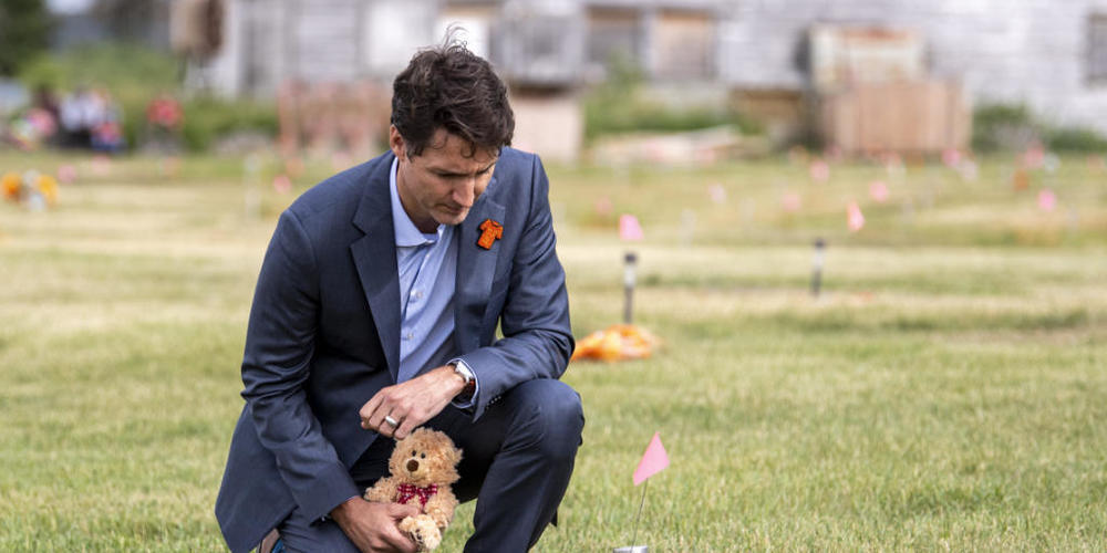 ARCHIV - Justin Trudeau, Premierminister von Kanada, legt einen Teddybär neben einer kleinen, in den Boden gesteckten Flagge auf dem Gelände einer ehemaligen Internatsschule nieder. Cowessess ist auch der Standort einer ehemaligen Internatsschule,...
